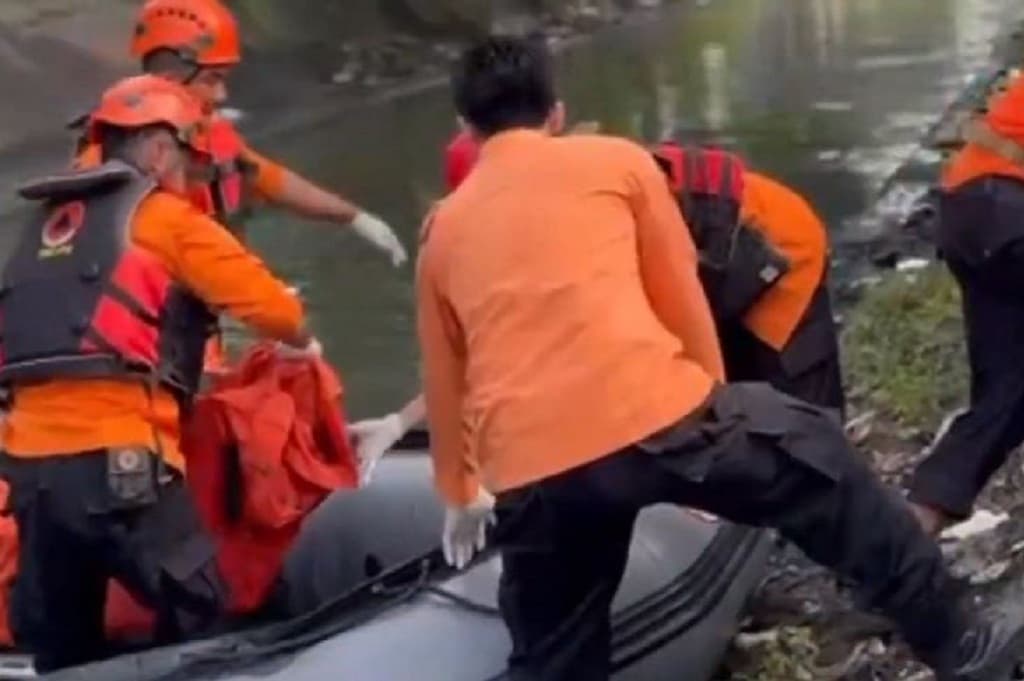 Geger! Mayat Perempuan Muncul saat Pengerukan Sampah di Pintu Air Barata Surabaya Geger! Mayat Perempuan Muncul saat Pengerukan Sampah di Pintu Air Barata Surabaya