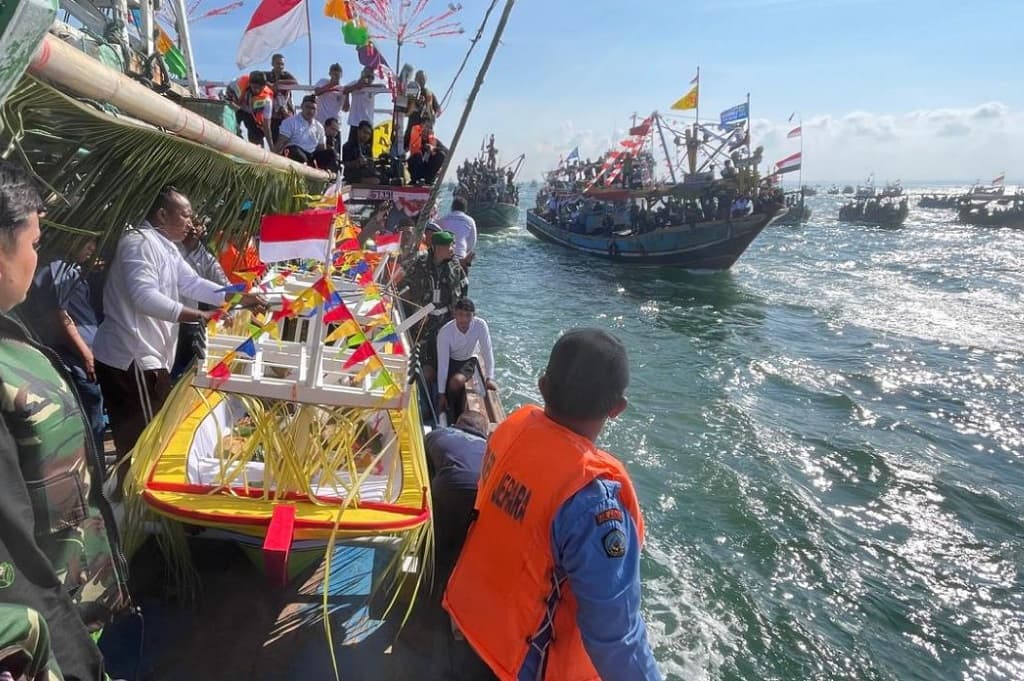 Tradisi Syawalan di Jepara, Ribuan Warga hingga Bule dan Kapal Perang Ikut Meriahkan Tradisi Syawalan di Jepara, Ribuan Warga hingga Bule dan Kapal Perang Ikut Meriahkan