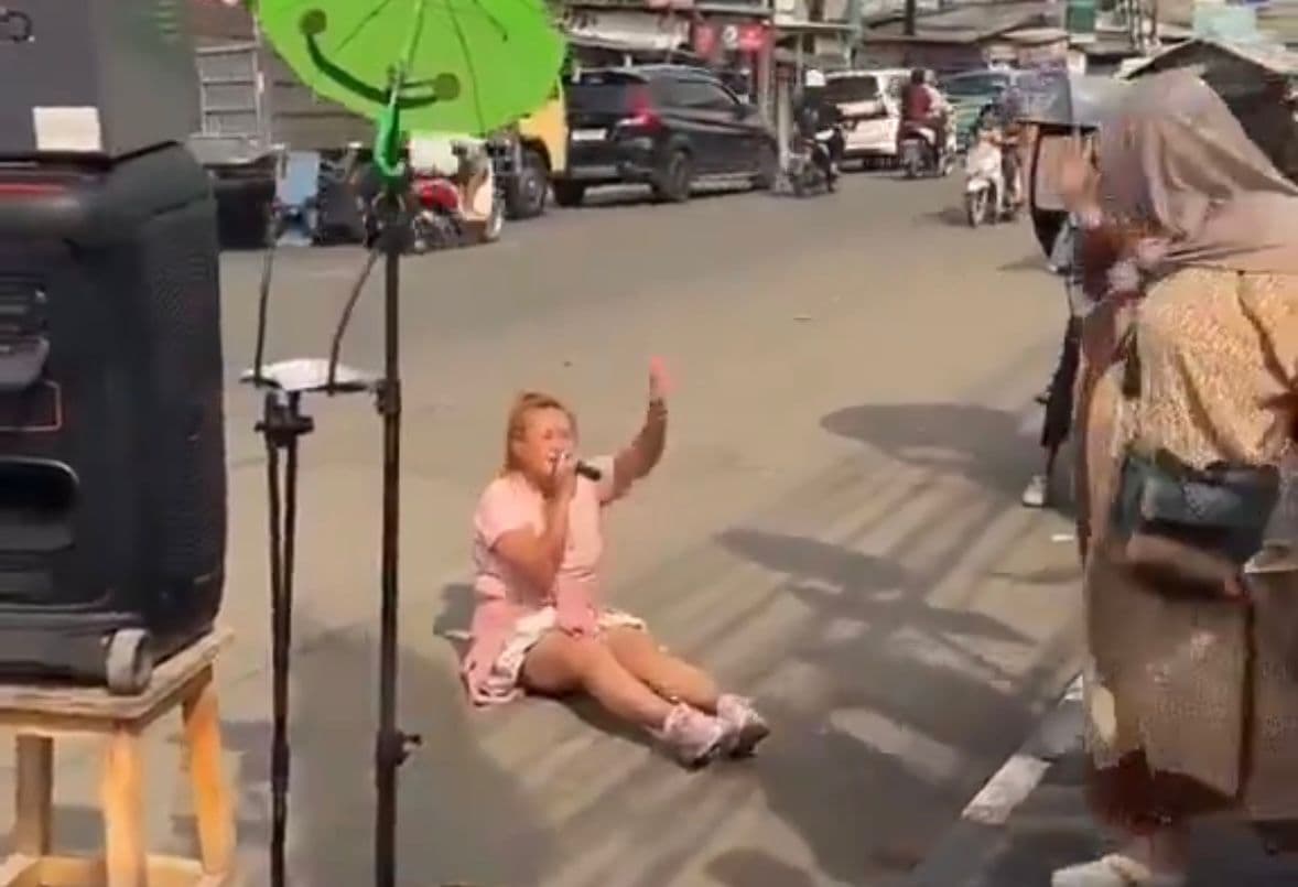 Viral Video Pinkan Mambo Ketagihan Live TikTok Nyanyi di Pinggir Jalan, Ini Aksinya! Viral Video Pinkan Mambo Ketagihan Live TikTok Nyanyi di Pinggir Jalan, Ini Aksinya!