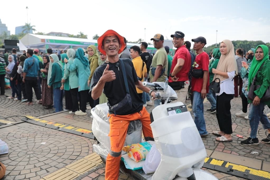 Petugas PPSU Dapat Rezeki Nomplok Pasar Murah di Monas, Menang Doorprize Motor Listrik Petugas PPSU Dapat Rezeki Nomplok Pasar Murah di Monas, Menang Doorprize Motor Listrik