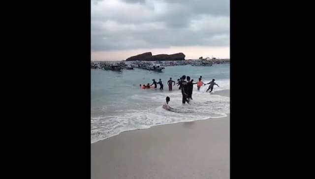 Petaka Swafoto di Pantai Papuma Jember, 3 Remaja Tergulung Ombak, 1 Hilang Petaka Swafoto di Pantai Papuma Jember, 3 Remaja Tergulung Ombak, 1 Hilang