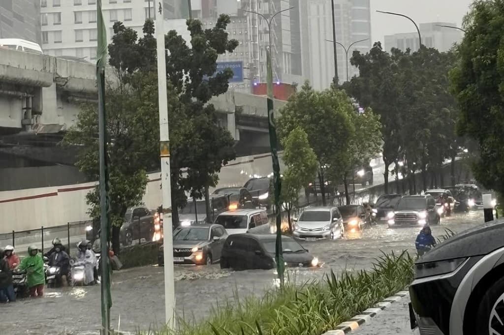 Banjir Rendam Jalan TB Simatupang Arah Fatmawati Jaksel, Lalin Sempat Tersendat Banjir Rendam Jalan TB Simatupang Arah Fatmawati Jaksel, Lalin Sempat Tersendat