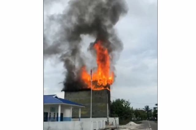 Geger! Gedung Sarang Walet Samping Dapur MBG di Palangka Raya Terbakar Geger! Gedung Sarang Walet Samping Dapur MBG di Palangka Raya Terbakar