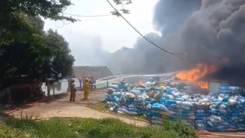 Kebakaran Pabrik Helm di Bogor, Karyawan Panik Berhamburan ke Luar Kebakaran Pabrik Helm di Bogor, Karyawan Panik Berhamburan ke Luar