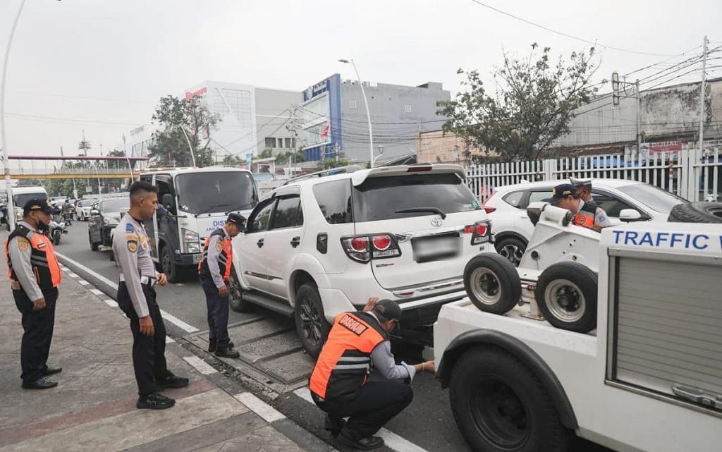 29 Kendaraan Ditindak gegara Parkir Liar di Jaktim, Diderek hingga Pentil Ban Dicabut 29 Kendaraan Ditindak gegara Parkir Liar di Jaktim, Diderek hingga Pentil Ban Dicabut