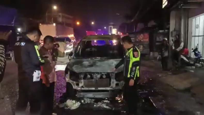 Innova Ditumpangi 9 Orang Hangus Terbakar di Jombang Innova Ditumpangi 9 Orang Hangus Terbakar di Jombang