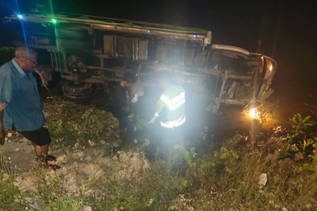 Kecelakaan di JLU Lamongan, Sopir Truk Tewas Ditabrak Tronton saat Perbaiki Kendaraan Kecelakaan di JLU Lamongan, Sopir Truk Tewas Ditabrak Tronton saat Perbaiki Kendaraan