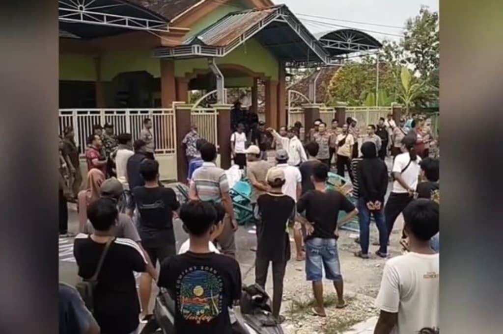 Viral Aksi Demo Ricuh Warga di Lamongan Tuntut Kades Mundur hingga Nyaris Dikeroyok Viral Aksi Demo Ricuh Warga di Lamongan Tuntut Kades Mundur hingga Nyaris Dikeroyok