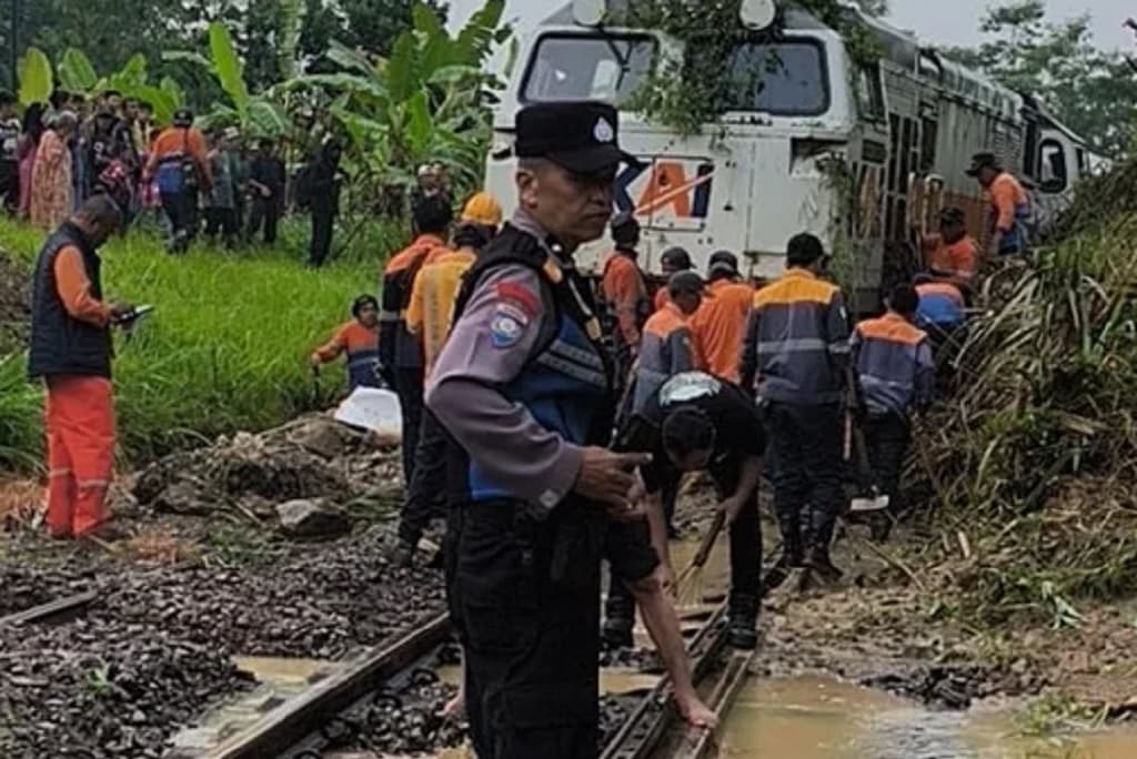 KA Ciremai Terjebak Longsor di Bandung Barat, 500 Penumpang Dievakuasi KA Ciremai Terjebak Longsor di Bandung Barat, 500 Penumpang Dievakuasi
