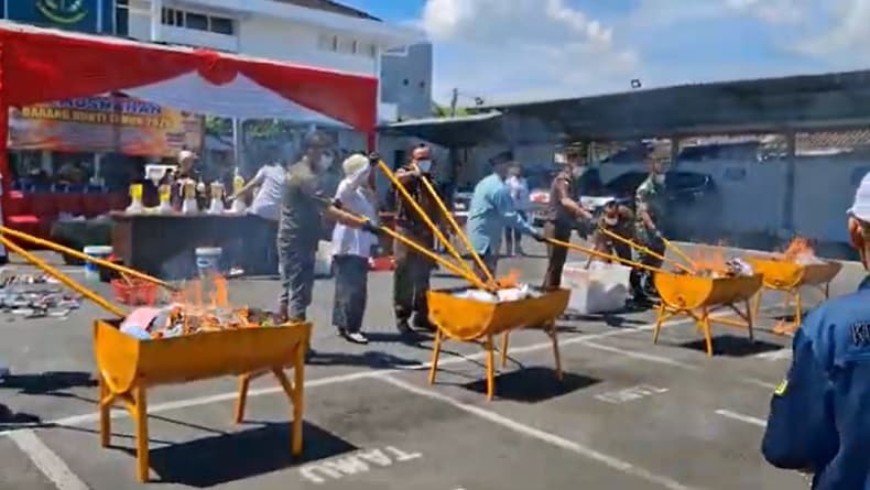 Kejari Jember Musnahkan Barang Bukti Berbagai Kasus Kejahatan, Narkotika hingga Senpi Kejari Jember Musnahkan Barang Bukti Berbagai Kasus Kejahatan, Narkotika hingga Senpi