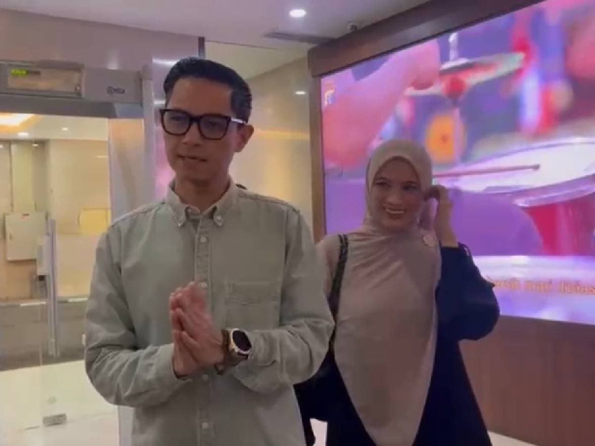Dude Harlino dan Alyssa Soebandono Full Senyum meski Jadi Saksi Kasus Penipuan 2,4 Triliun Dude Harlino dan Alyssa Soebandono Full Senyum meski Jadi Saksi Kasus Penipuan 2,4 Triliun