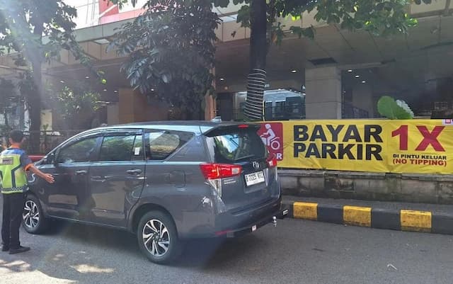 Bayar Parkir Blok M Square Cukup Sekali, Pemkot Jaksel Pasang Spanduk Larang Pungli Bayar Parkir Blok M Square Cukup Sekali, Pemkot Jaksel Pasang Spanduk Larang Pungli