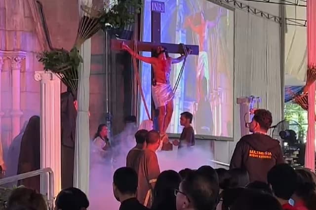 Jumat Agung, Prosesi Jalan Salib di Gereja Katedral Jakarta Berlangsung Khidmat Jumat Agung, Prosesi Jalan Salib di Gereja Katedral Jakarta Berlangsung Khidmat