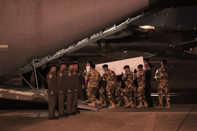 3 Jenazah Prajurit TNI Gugur di Lebanon Diterbangkan ke Rumah Duka 3 Jenazah Prajurit TNI Gugur di Lebanon Diterbangkan ke Rumah Duka