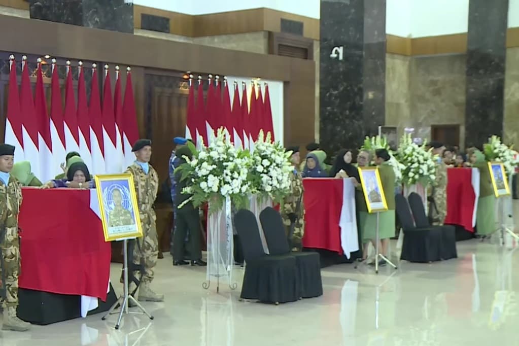 Momen Keluarga Peluk Peti Jenazah 3 Prajurit TNI Gugur di Lebanon, Isak Tangis Tak Terbendung Momen Keluarga Peluk Peti Jenazah 3 Prajurit TNI Gugur di Lebanon, Isak Tangis Tak Terbendung