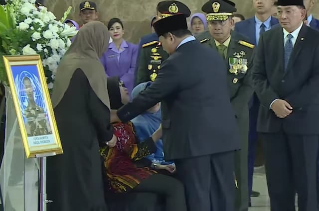 Momen Prabowo Salami Keluarga 3 Prajurit TNI Gugur di Lebanon Momen Prabowo Salami Keluarga 3 Prajurit TNI Gugur di Lebanon