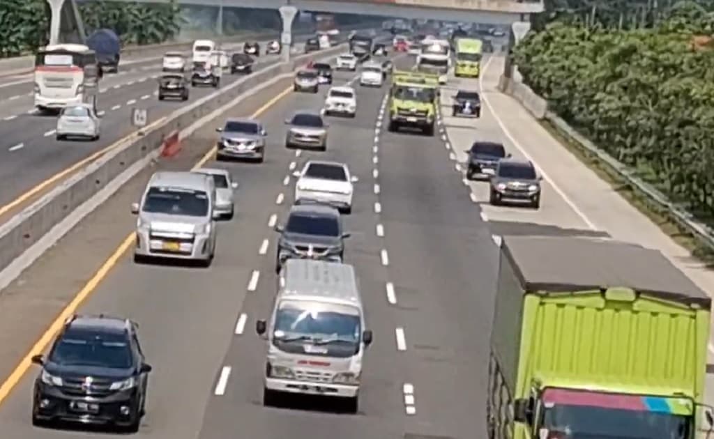 Arus Balik Libur Paskah, Tol Jakarta-Cikampek Dipadati Ribuan Kendaraan Arus Balik Libur Paskah, Tol Jakarta-Cikampek Dipadati Ribuan Kendaraan
