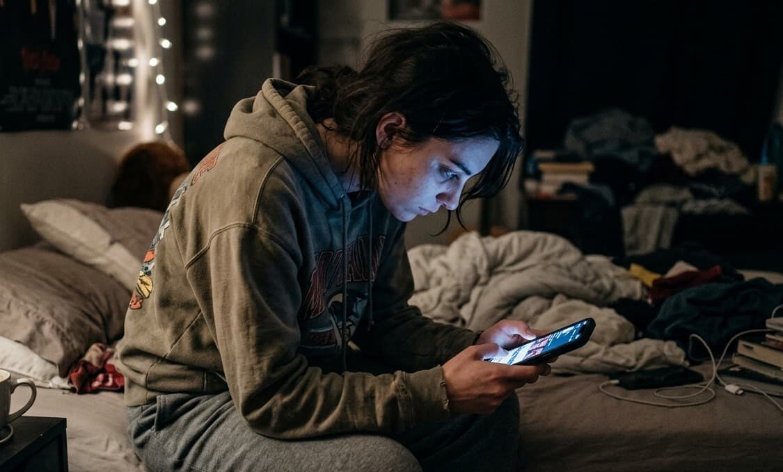 Bahaya Kecanduan HP Doomscrolling, Begini Cara Mengatasinya Bahaya Kecanduan HP Doomscrolling, Begini Cara Mengatasinya