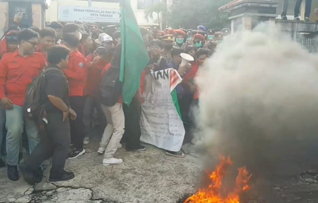 Demo Mahasiswa di Gedung DPRD Tarakan Ricuh, Massa dan Polisi Saling Dorong Demo Mahasiswa di Gedung DPRD Tarakan Ricuh, Massa dan Polisi Saling Dorong