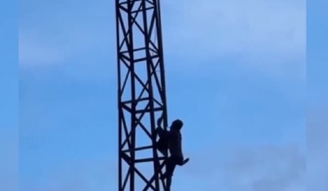 Geger! Pria di Muna Nekat Panjat Tower 70 Meter Sambil Pesta Miras, Evakuasi 3 Jam Geger! Pria di Muna Nekat Panjat Tower 70 Meter Sambil Pesta Miras, Evakuasi 3 Jam