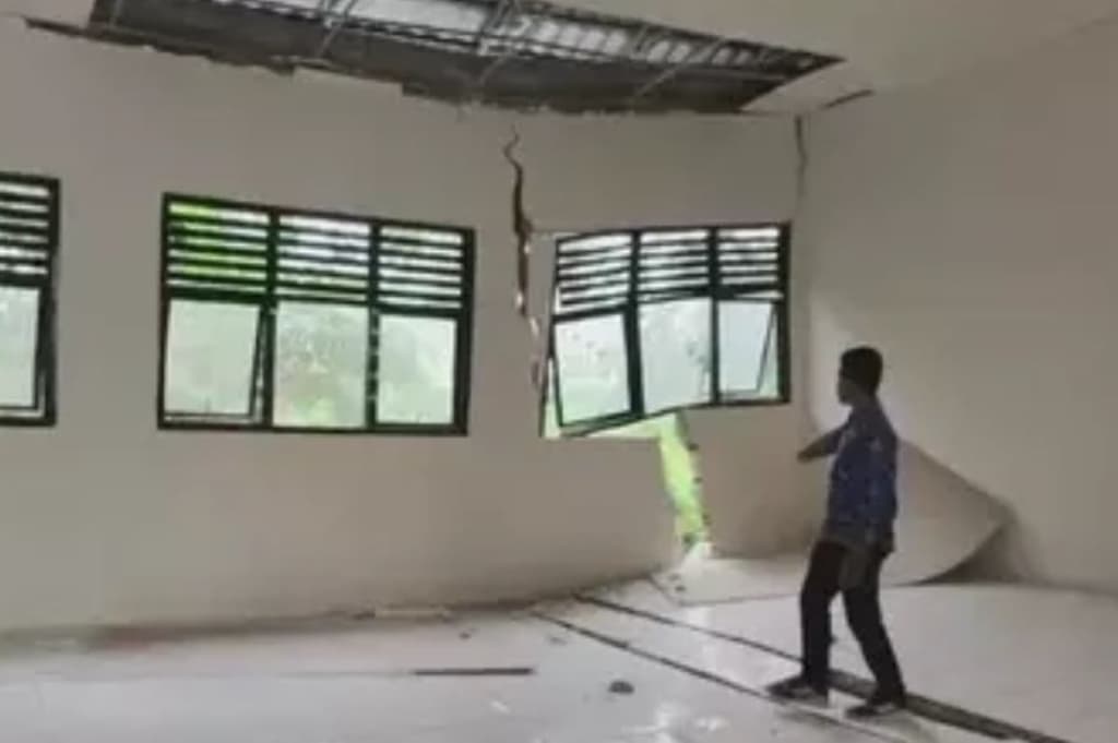 Pilu! Siswa SD di Pandeglang Belajar di Perpustakaan dan Dapur gegara Kelas Ambruk Pilu! Siswa SD di Pandeglang Belajar di Perpustakaan dan Dapur gegara Kelas Ambruk