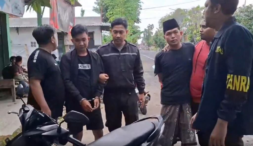 Kelaparan, Pencuri Motor Ditangkap saat Asyik Makan Rujak Cingur Depan Kantor Polisi Kelaparan, Pencuri Motor Ditangkap saat Asyik Makan Rujak Cingur Depan Kantor Polisi