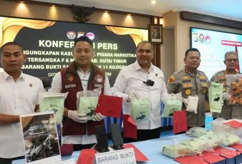 Polisi Tangkap 2 Kurir Narkoba di Kutai Timur, Sita 11 Kg Sabu Senilai Rp20 Miliar Polisi Tangkap 2 Kurir Narkoba di Kutai Timur, Sita 11 Kg Sabu Senilai Rp20 Miliar