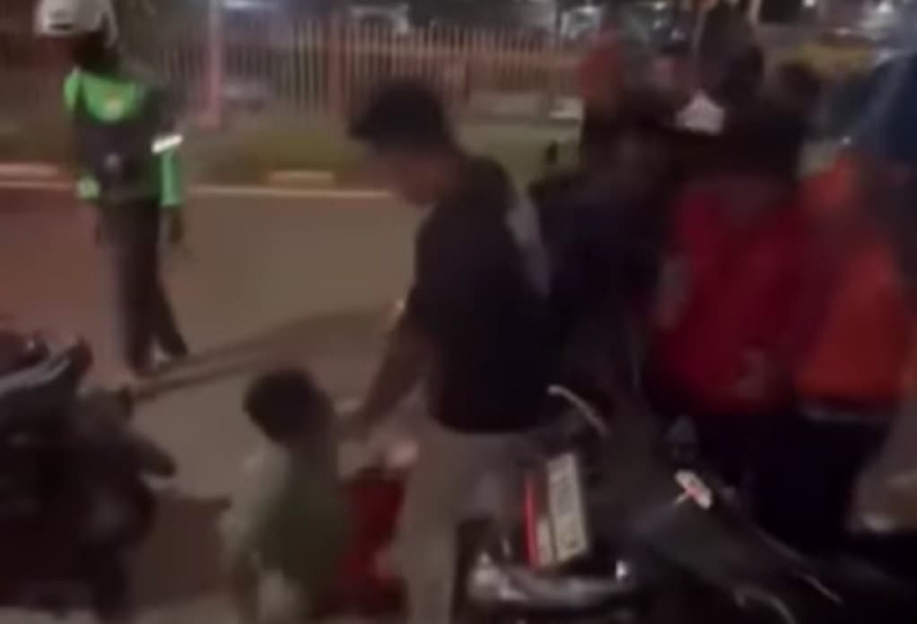 Viral Pemotor Baku Hantam dengan Sopir Angkot di Jaktim, Dipicu Teguran Viral Pemotor Baku Hantam dengan Sopir Angkot di Jaktim, Dipicu Teguran