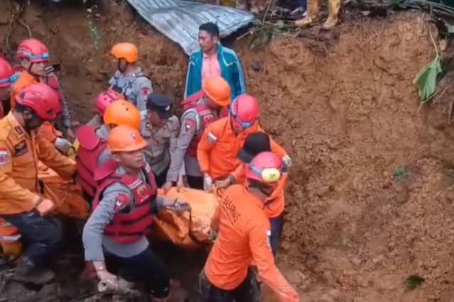 Longsor Terjang 8 Rumah di Deliserdang, 5 Warga Tewas Tertimbun Longsor Terjang 8 Rumah di Deliserdang, 5 Warga Tewas Tertimbun