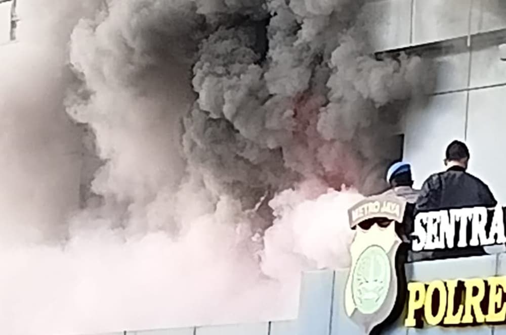 Polres Jakbar Kebakaran Pagi Ini, Api Berhasil Dipadamkan Polres Jakbar Kebakaran Pagi Ini, Api Berhasil Dipadamkan