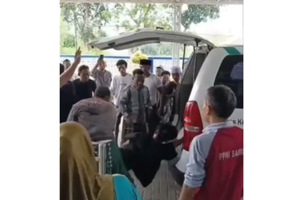 Ngeri! Pelaku Curanmor di Sampang Diamuk Massa hingga Motor Dibakar Ngeri! Pelaku Curanmor di Sampang Diamuk Massa hingga Motor Dibakar