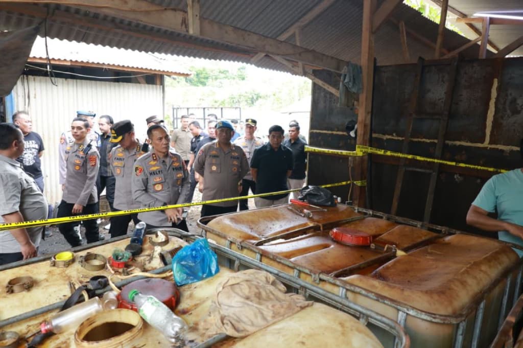 Polda Lampung Gerebek 3 Gudang BBM Ilegal di Pesawaran, Rugikan Negara hingga Rp160 Miliar Polda Lampung Gerebek 3 Gudang BBM Ilegal di Pesawaran, Rugikan Negara hingga Rp160 Miliar
