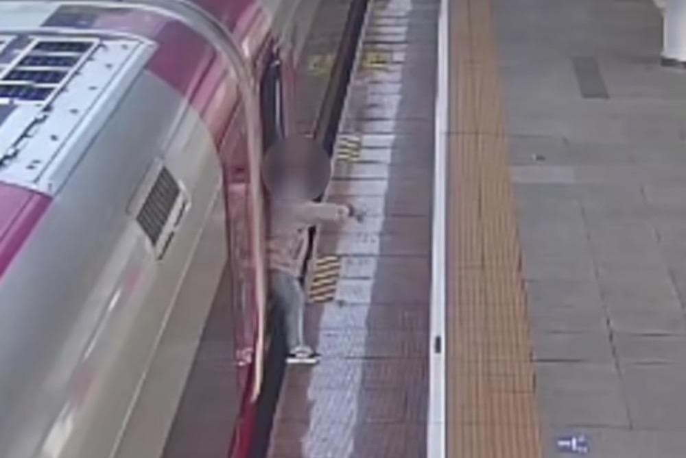 Viral Penumpang Tahan Pintu Kereta Whoosh, KCIC Buka Suara Viral Penumpang Tahan Pintu Kereta Whoosh, KCIC Buka Suara