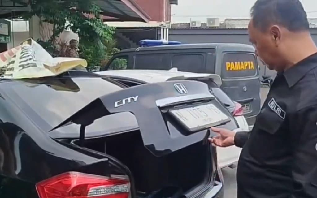 Penyeleweng BBM di Mojokerto Ditangkap usai Pingsan Dalam Mobil gegara Hirup Bensin Penyeleweng BBM di Mojokerto Ditangkap usai Pingsan Dalam Mobil gegara Hirup Bensin