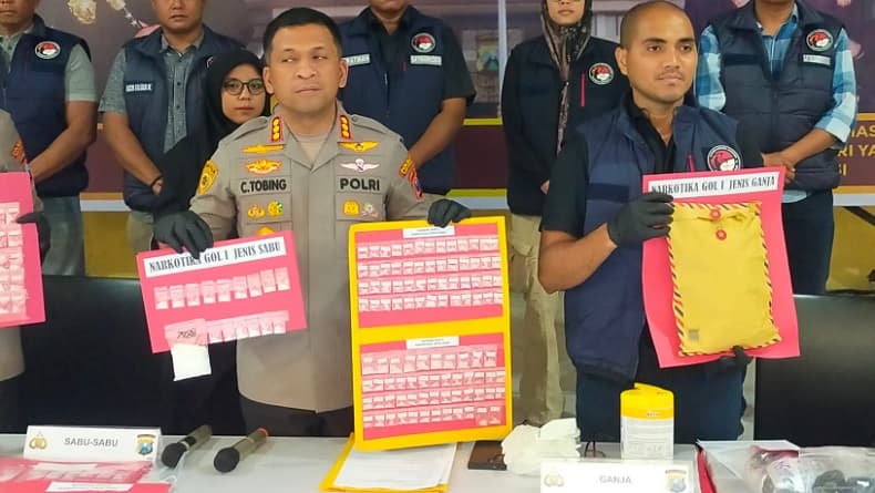 Polresta Sidoarjo Tangkap 25 Orang terkait Narkoba, Kurir hingga Pengedar Polresta Sidoarjo Tangkap 25 Orang terkait Narkoba, Kurir hingga Pengedar