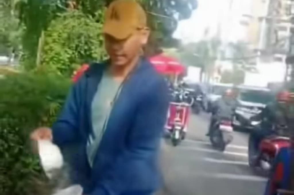 Keterlaluan! Preman Tanah Abang Pecahkan Mangkok Pedagang Bakso gegara Tak Dikasih Duit Keterlaluan! Preman Tanah Abang Pecahkan Mangkok Pedagang Bakso gegara Tak Dikasih Duit