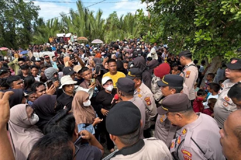 Kronologi Warga Geruduk Rumah Diduga Bandar Narkoba di Rohil Berujung Aksi Pembakaran Kronologi Warga Geruduk Rumah Diduga Bandar Narkoba di Rohil Berujung Aksi Pembakaran