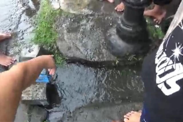 Ngeri! Balita 5 Tahun di Ponorogo Terseret Selokan saat Hujan Deras, Ditemukan Lemas Ngeri! Balita 5 Tahun di Ponorogo Terseret Selokan saat Hujan Deras, Ditemukan Lemas