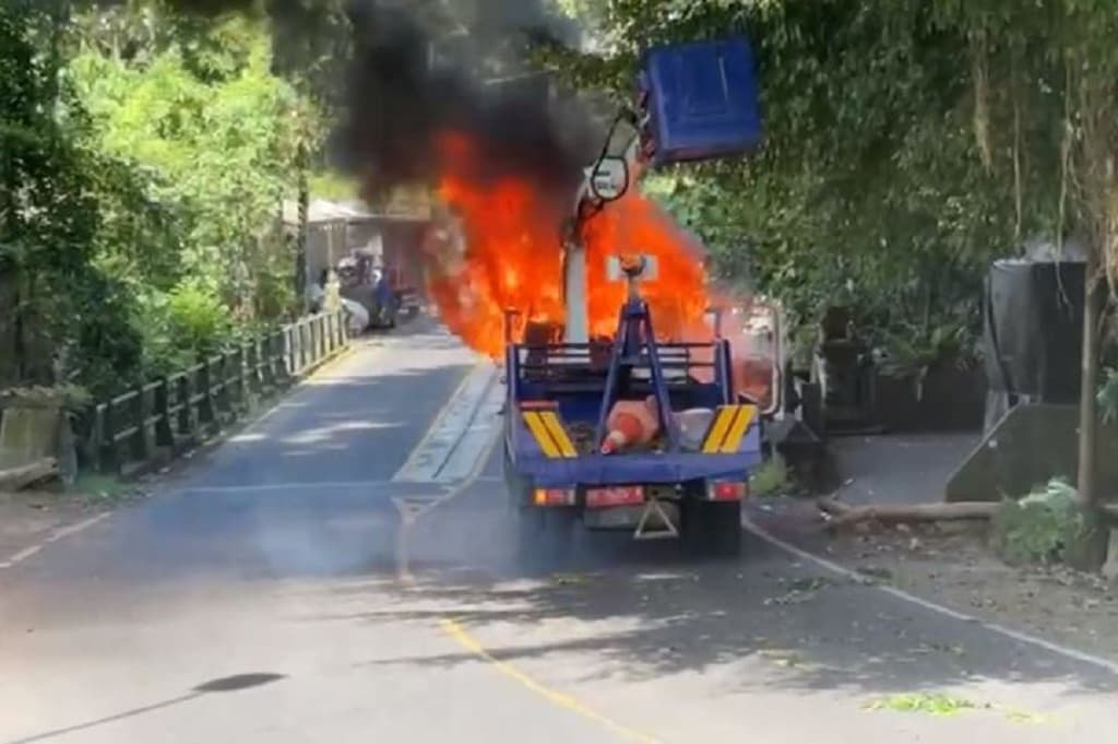 Geger! Truk Skylift Dishub Gianyar Terbakar Hebat saat Pangkas Pohon Geger! Truk Skylift Dishub Gianyar Terbakar Hebat saat Pangkas Pohon