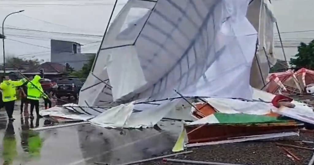 Hujan Badai Terjang Mojokerto, Pos Polisi hingga Atap Terminal Bus Ambruk Hujan Badai Terjang Mojokerto, Pos Polisi hingga Atap Terminal Bus Ambruk