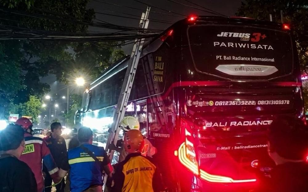 Kabel Semrawut Bikin Tiang Listrik Roboh hingga Timpa Bus di Mangga Besar Jakbar Kabel Semrawut Bikin Tiang Listrik Roboh hingga Timpa Bus di Mangga Besar Jakbar