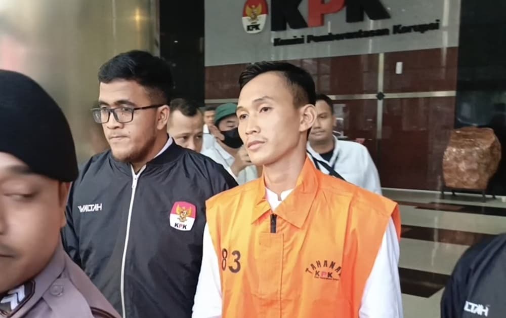 Usai Diperiksa, Ajudan Gubernur Riau Nonaktif Ditahan sebagai Tersangka Usai Diperiksa, Ajudan Gubernur Riau Nonaktif Ditahan sebagai Tersangka