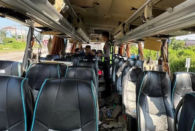 Mencekam! Bus Rombongan Bonek Meledak di Tol Tegal, 4 Suporter Luka-luka Mencekam! Bus Rombongan Bonek Meledak di Tol Tegal, 4 Suporter Luka-luka