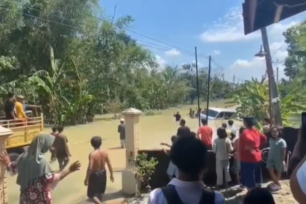 Dramatis! Minibus Nyaris Hanyut di Grobogan usai Nekat Terjang Banjir 1,5 Meter Dramatis! Minibus Nyaris Hanyut di Grobogan usai Nekat Terjang Banjir 1,5 Meter