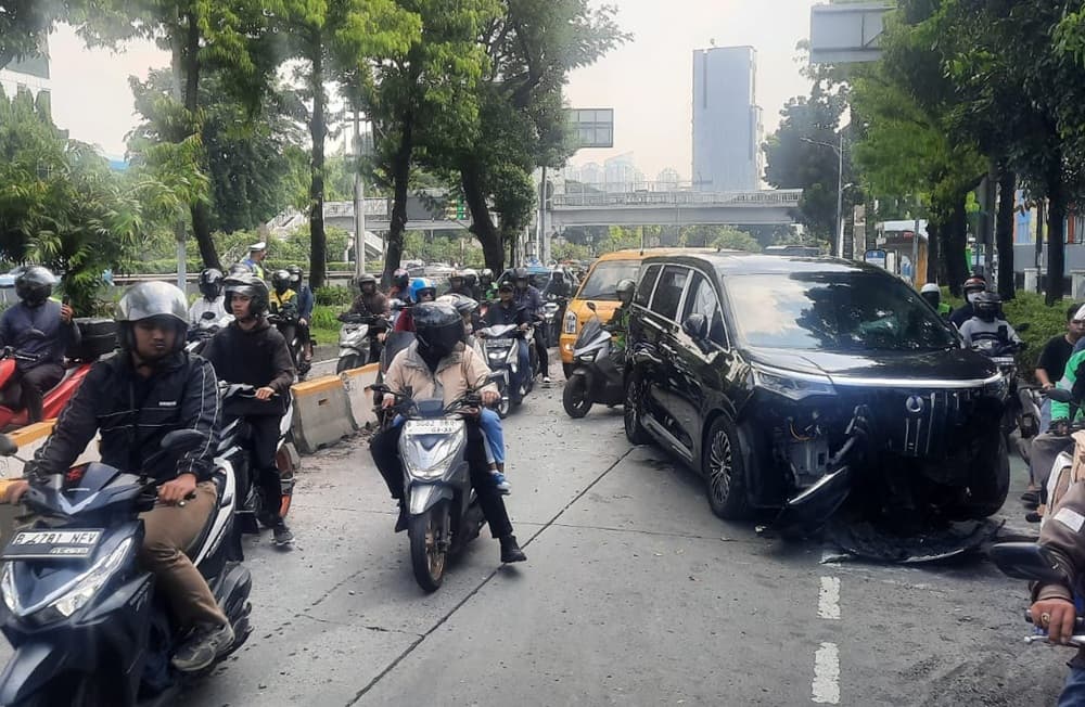 Mobil Listrik Tabrak Separator Busway di Slipi, Lalin Arah Semanggi Macet Mobil Listrik Tabrak Separator Busway di Slipi, Lalin Arah Semanggi Macet