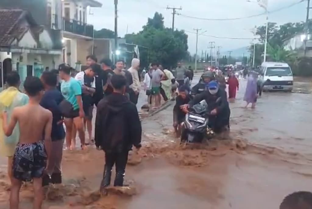 Tanggul Sungai Jebol, Banjir Rendam Ratusan Rumah di Majalaya Bandung Tanggul Sungai Jebol, Banjir Rendam Ratusan Rumah di Majalaya Bandung