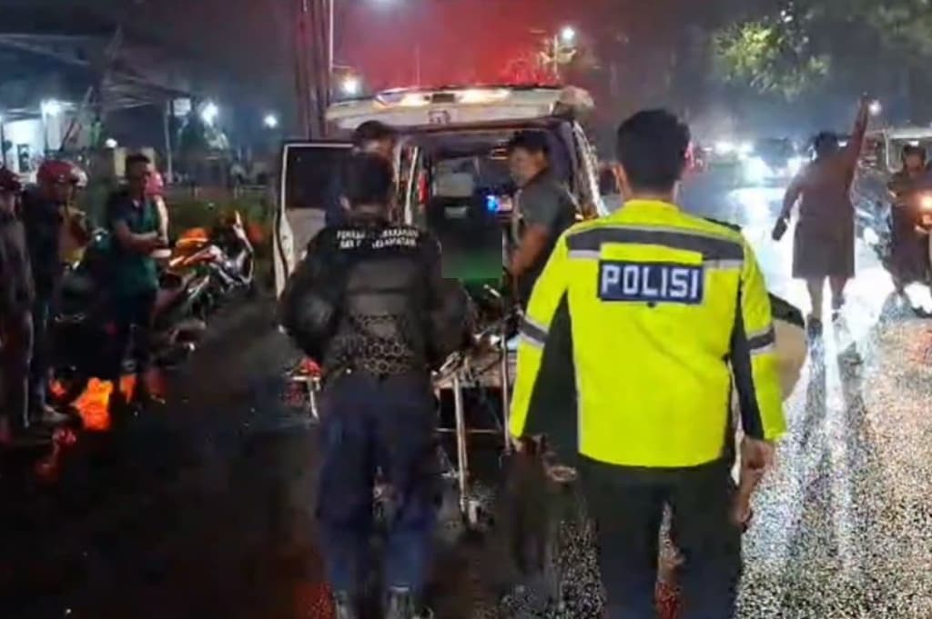 Kecelakaan di Sidoarjo, Driver Ojol Tewas Terlindas Truk usai Gagal Menyalip Kecelakaan di Sidoarjo, Driver Ojol Tewas Terlindas Truk usai Gagal Menyalip