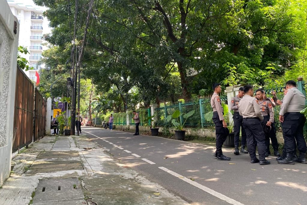 Kantor Saiful Mujani Dijaga Polisi usai Seruan Gulingkan Pemerintah, Ada Apa? Kantor Saiful Mujani Dijaga Polisi usai Seruan Gulingkan Pemerintah, Ada Apa?