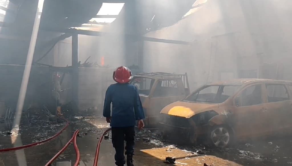 Kebakaran Gudang Pipa di Cirebon, 2 Mobil dan Motor Ludes Dilalap Api Kebakaran Gudang Pipa di Cirebon, 2 Mobil dan Motor Ludes Dilalap Api