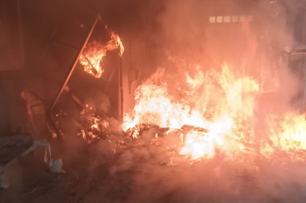 Masjid Al-Fajar di Sukoharjo Terbakar, Api Diduga akibat Korsleting Listrik Masjid Al-Fajar di Sukoharjo Terbakar, Api Diduga akibat Korsleting Listrik